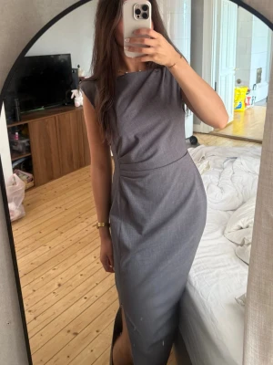 Zara klänning  - Grå långklänning med slit från Zara, jättefin men något stor på mig som vanligtvis har XS, använd 1 gång