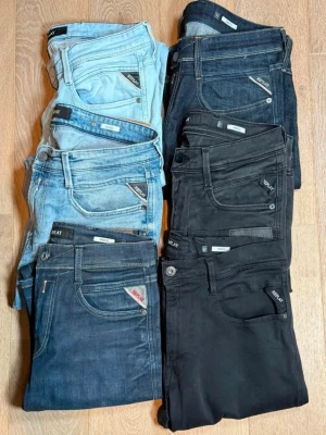 Mix av Replay jeans i olika färger - Säljer flera par Replay  jeans i olika tvättar: ljusblå, mellanblå, mörkblå och svart. Klassisk femficksmodell med dragkedja och knapp, smal passform och tydliga logotyper på fickorna. Perfekta för dig som gillar streetwear och snygga detaljer.Storlek är W30-W34. St pris 599 men går att diskutera, 2 par för 1100