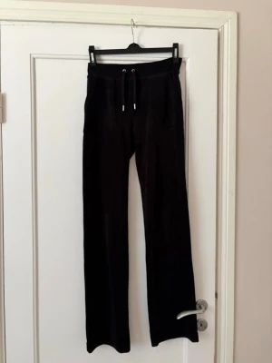 svarta juicy couture byxor - Säljer ett par svarta mjukisbyxor från märker juicy couture i storlek xs🖤Byxorna är endast använda ett fårtal ggr. kontakta mig gärna vid frågor och va inte försiktiga med att komma med prisförslag!