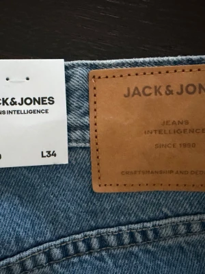 Ljusblå jeans från Jack & Jones - Säljer ett par ljusblå jeans från Jack & Jones. Orginalpris 600, helt nya. Storlek 30/34
