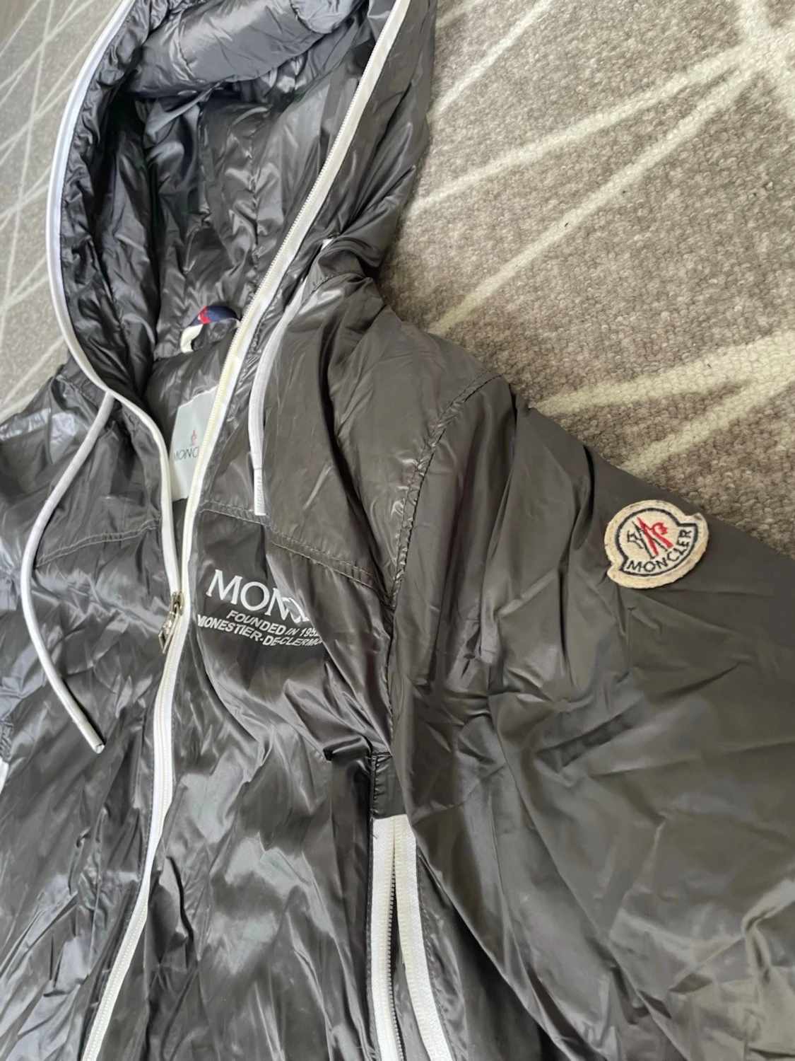 Grå vindjacka från Moncler - 1