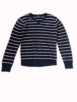 Marinblå randig stickad - Snygg marinblå stickad tröja från Polo Ralph Lauren med rosa  horisontella ränder och liten broderad logga på bröstet. Står att de är storlek XL men sitter som S🩷