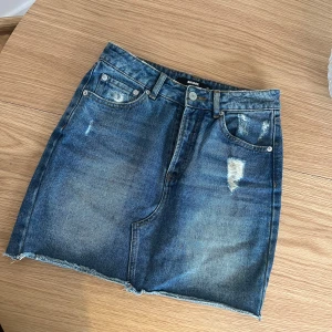 Blå Jeanskjol från BikBok - Snygg jeanskjol från BikBok. 