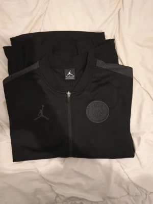 Snygg svart zip från nike och psg  - Nyskick, storlek S