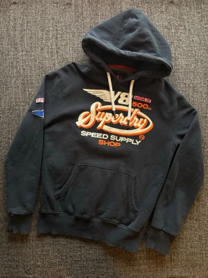 Superdry hoodie ~ vintage  - Sjukt eftertraktad Superdry hoodie ~ limited edition 2000’s modell som inte längre produceras | st S/true size | färg marinblå | klassisk passform | OBS kan gå ner lite i pris vid snabb affär! 🏄