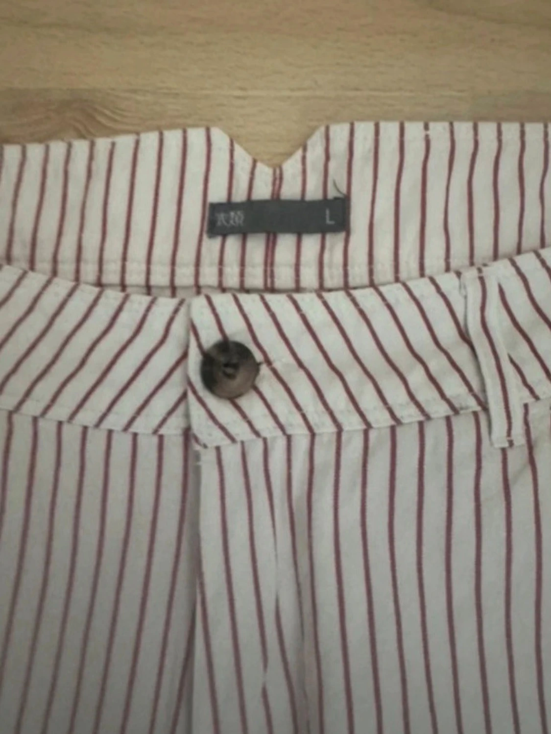 Randiga vita shorts med fickor - 2