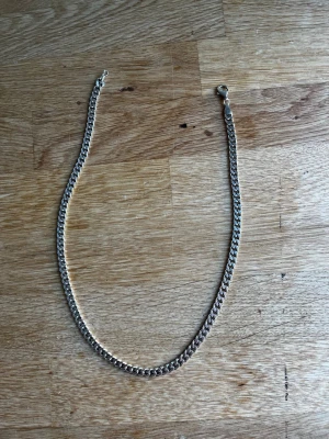Silverhalsband 925 - Snyggt silverhalsband, 925 äkta silver, 46cm, går att polera ännu mer för bättre glans.