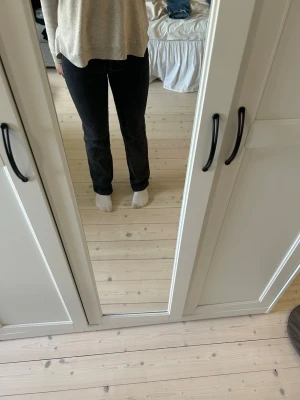Svarta bootcut jeans - Användt väldigt få gånger och inget slitet syns. De är midwaist 