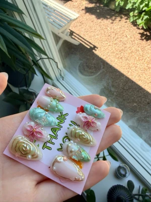 Press-on naglar - Handgjorda pressonnails byggda med builder gel för extra hållbarhet! Prepkit ingår alltid💗 Storlek S, mått: 15,11,12,11,9 (mm)
