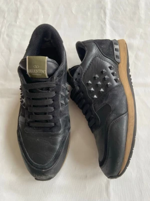 Valentino Rockrunners storlek 41 - Säljer ett par riktigt feta svarta rockrunners i storlek 41                                                                                            Skorna har lite sår där bak vid hälen men absolut inget som syns eller känns när man går i de!