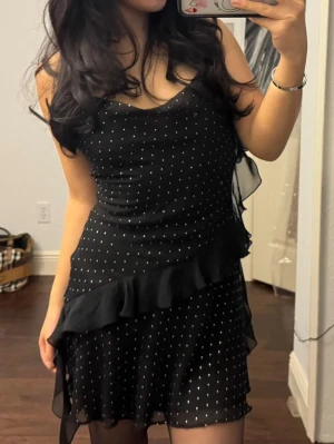 Svart miniklänning med strass och volang  - Svart miniklänning med strass och volang från Zara!  Kika gärna in mina andra plagg, vill få bort allt 🥂
