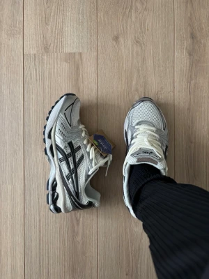 Asics gel kayano 14 - Säljer mina asic gel kayano 14 cream mettalic plum. Aldrig använd förutom när jag skulle testa de. Skorna fick jag av en släkting som present. Skorna kommer utan box!