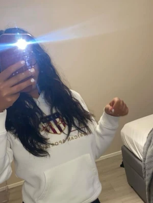 Vit hoodie från GANT med tryck - Säljer en vit hoodie från GANT helt ny använt en med snyggt broderat tryck framtill i marinblått, rött och guld.