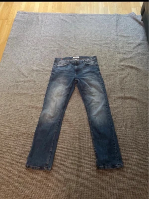 Smog denimjeans - Säljer ett par snygga SMOG denimjeans i storlek 31/32. Jeansen är knappt använda och i mycket fint skick utan några anmärkningar (Pris kan diskuteras).  Säljs eftersom de tyvärr är för små för mig. Klassisk blå tvätt med snygga slitningar/fade-effekter som passar till det mesta.  📏 Storlek: 31/32 👖 Märke: SMOG ✅ Mycket gott skick – knappt använda 📦 Skickas snabbt