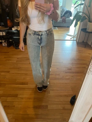 Ljusblåa raka jeans  - Fina ljusblåa jeans ifrån monki med medelhög midja, använda fåtal gånger🌸Storlek 27 
