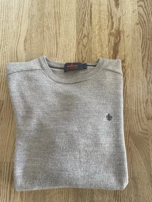 Beige Morris tröja - Klassisk beige stickad tröja från Morris med rund halsringning och en diskret broderad logga. Tröjan är helt defekt fri perfekt för dig som vill ha en stil ren outfit🙌🙌💯💯 pris är ej hugget i sten🙌🙌