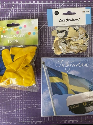 Student pynt - Ballonger, bordsdekoration och inbjudningskort. Perfekt till 2027 studenten!   10st inbjudnings kort Inget är öppnat eller använt! Allt är helt nytt!  Säljes endast ihop!