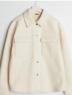Overshirt med fickor - Beige/vit overshirt från Gina Tricot💕 Använd fåtalet gånger. Säljer för 300💕