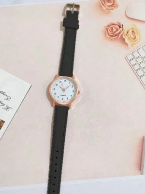 Stilren klocka med svart band - Snygg och enkel klocka från Quartz med svart band och vit urtavla. Boetten är i roséguld och har tydliga svarta siffror. Klockan har klassisk rund form och passar perfekt till en clean look.