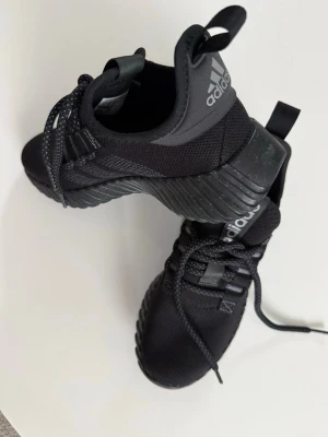 Adidas Flow Kapri Sneakers - Adidas Flow Kapri Sneakers, inköpta på BOOZT. Har haft på mig dem 1 gång utomhus och de kändes lite för trånga, säljer vidare.  Storlek 38 innermått 24cm  