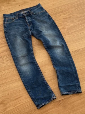 Nudie jeans  - Säljer ett par riktigt snygga nudie jeans. Storleken är 30/32. Skicket är 10/10. Priset kommer ligga på 599kr men kan sänkas.