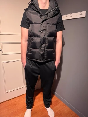 Svart pufferväst från Burberry - Säljer nu en svin snygg Burberry jacka som även går att göra om till en väst och blir därmed flexibel till fler årstider! | Mycket bra skick och använd enstaka gång, inga defekter alls | Passar storlek L skulle jag säga | Pris 799 | Vid frågor är det bara att höra av sig! :)  