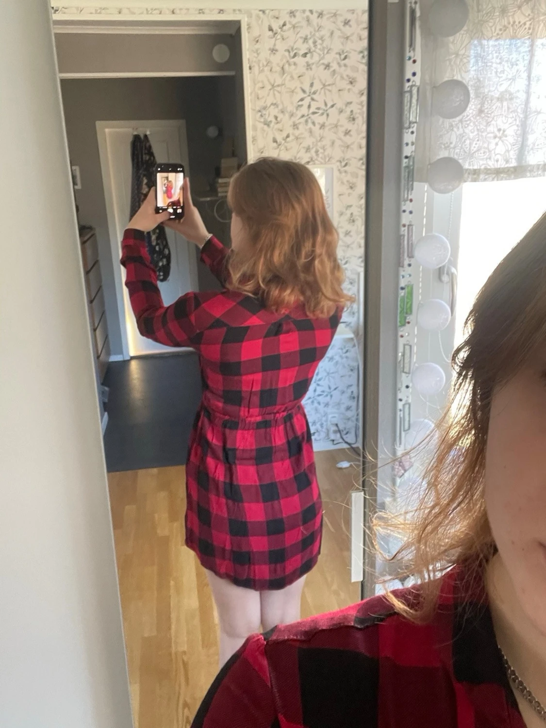 Röd och svart rutig skjortklänning - 1