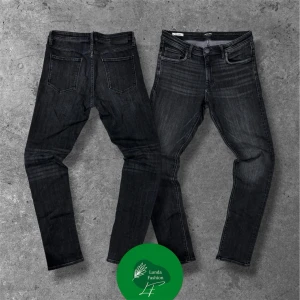 Jack & Jones jeans Slim/Glenn - Säljer dessa svarta jeansen från Jack & Jones | W31 L34 | modell: Slim/Glenn | skick: 8/10, inte perfekt skick | Skriv vid frågor, pris kan diskuteras vid snabb affär 🤝