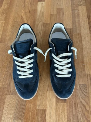 Maison Margiela - Ett par snygga Maison margiela skor i mycket bra skick. OBS skorna är ganska små i storlek. Skriv om ni undrar något