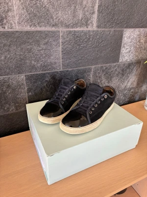 Lanvin skor 43 - Tjena, säljer nu mina lanvin skor i storlek 43. Skorna är i ett hyfsat välskött skick men har ett par  skador vid hälen i skon, och är därav priset. Detta är dock inget som syns vid användning. 