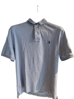 Ralph lauren pike ljusblå - Knappast använd och tar bara plats i min garderob. Mycket bra pris och nästan nyskick! 🤩⭐️ Fri frakt 🚚 (Inga hål eller defekter)