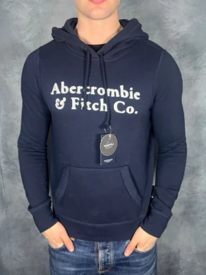 Abercrombie and fitch hoodie - Storlek: M passar S || Skick: Bra|| Nypris: Ca 1000kr || Följ för liknande produkter 🌊🍾