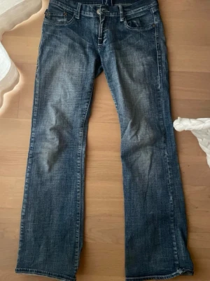 Flared Victoria Beckham jeans  - Jätte snygga low waist Victoria Beckham byxor som jag köpte på vinted för 1200kr💗 skulle säga att de är flared och passar någon som cirka är 165cm! De har bara lite små slitage längst ner på bena annars är de bra🙏 skriv om ni vill se mer bilder 🫶