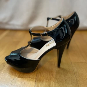 Svarta klackskor  - Svarta klackskor med öppen tå från Bambi Ayakkabi. Skorna har använts ett fåtal gånger.