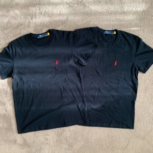 Svart Polo Ralph Lauren T-shirt Bundle - Säljer två helt nya och oanvända Svarta Polo t-shirts. Storlek M men skulle säga att dom passar som S. Båda T-shirtarna kostar 399kr men det går även att köpa separat för 219kr styck, Vid fler frågor eller funderingar skicka ett pm, Mvh
