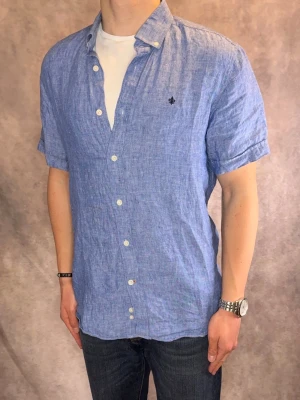 Blå Morris Kortärmad Linneskjorta - Stl S - Riktig snygg kortärmad Morris Linneskjorta i blått, perfekt till sommaren som närmar sig! 🏖️🌊 | Mycket bra skick: 9,5/10, utan defekter! | Stl: S |  Modellen är 177cm och väger 74kg, sitter fint | Hör av dig vid frågor // Galgen 🫡 