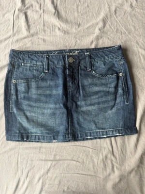 Blå jeanskjol från American Eagle - Super snygg. Aldrig använd, pris går att diskutera