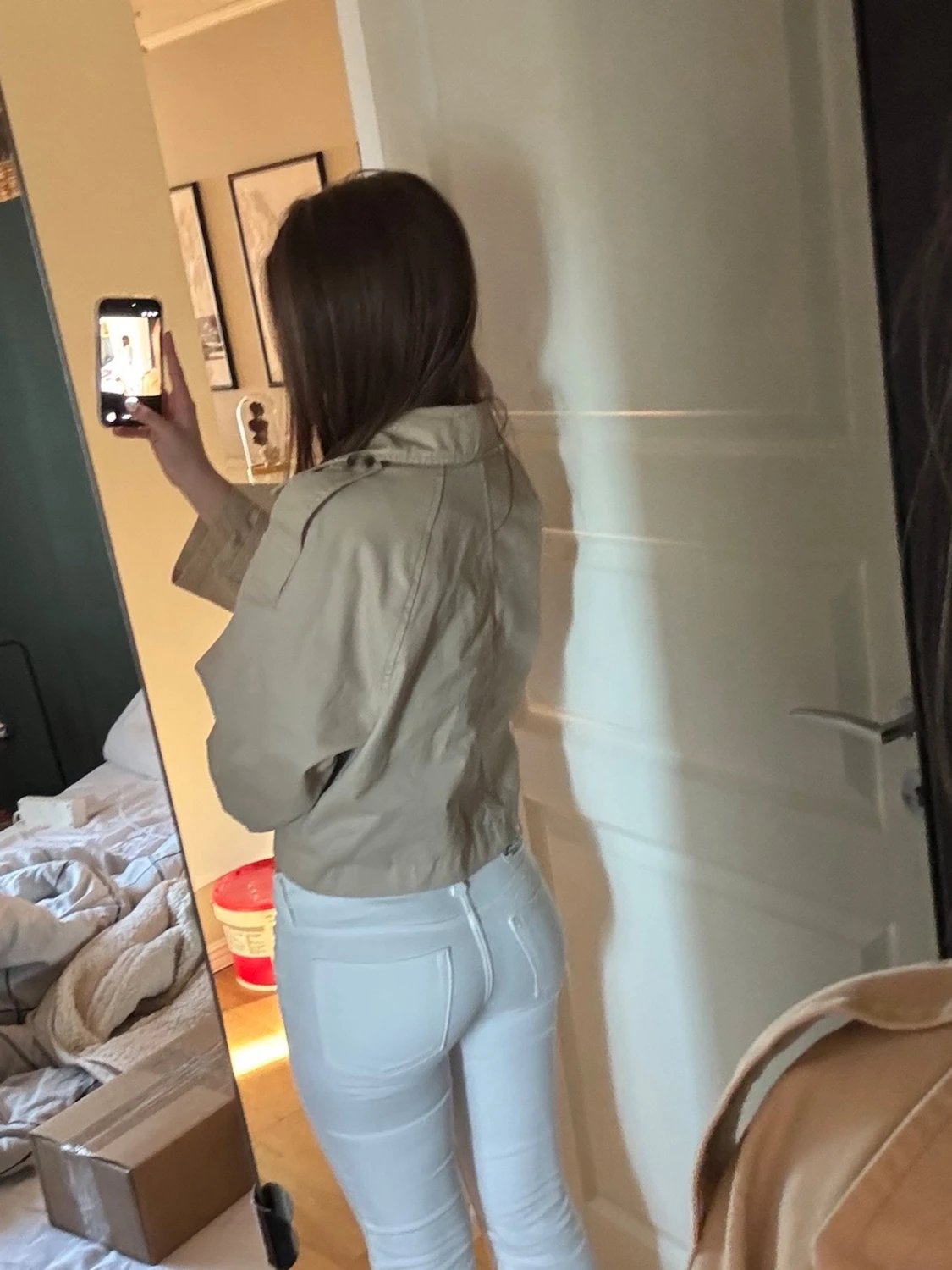 Kort beige trenchcoat med dubbelknäppning - 1