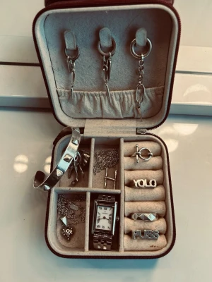 Smyckesbox med silverfärgade smycken - Säljer allt i denna smyckesbox, säljer enbart för jag bytat till guld smycken. Allt är i fint skick! Hör av er om ni är intresserade av något så kan vi diskutera pris🥰🥰alla ringar och örhängen är från L8hasselblad samt nitarmbandet! Klockan är från Mockberg och H halsbandet och hjärthalsbandet är från Maria Nilsdotter! (Jag har redan lagt ut vissa av dessa smycken separat i min profil så in och kika där först🥰🥰) 