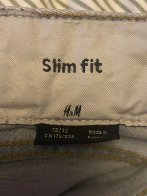 Slim fit ljusblå jeans från H&M - Säljer ett par ljusblå slim fit jeans från H&M i storlek 32/32. Klassisk femficksmodell med smal passform och normal midja. Perfekta till en avslappnad och trendig look. Tillverkade i ett mjukt denimtyg.
