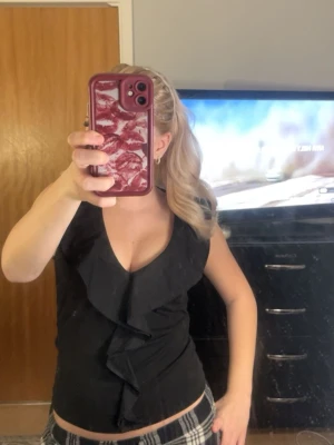 Svart volangtopp 💞💞  - Väldigt fin volang topp, knappt använd och där av säljer jag.🩷 