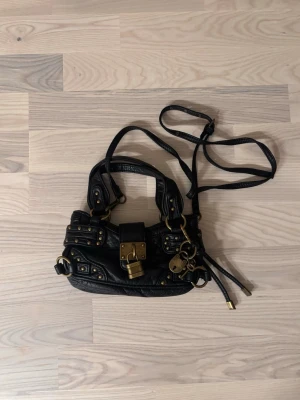 Mini väska från Urban Outfitters - Väskan är i mycket bra skick och har varit väl omhändertagen.