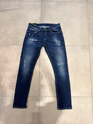 Dondup George  - Tjena, säljer nu dessa riktigt snygga Dondup George i Stl 34 vilket är som W32 . Dom är i riktigt bra skick. Nypris 4000✅Vid minsta funderingar så är det bara att höra av sig//Allt gott