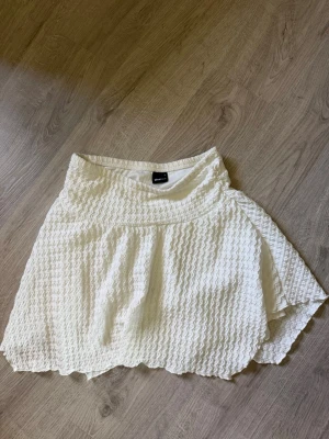 Kort kjol - Gina Tricot - Kort söt kjol från Gina Tricot i storlek S