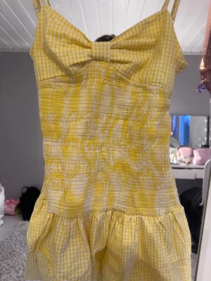 Gul rutig - Världens finaste klänning i gul! Super snyggt rutigt mönster perfekt inför vår/sommar!💕☀️    Står M på etiketten Men är mer som en xs/S!!