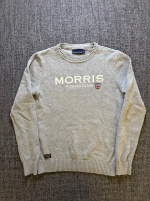 Morris tröja st M  - Säljer en fet Morris tröja i grå färg | st M | passar perfekt nu till våren/sommaren | kan även gå ner lite i pris vid snabb affär 😊🤝
