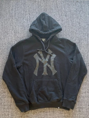 New era hoodie  - Säljer nu denna feta new era hoodien i st S) sjukt snygg och passar perfekt nu till våren. Obs kan även gå ner i pris vid snabb affär. 