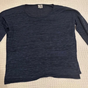 Långärmad tröja - Fin tunn mörkblå tröja i storlek S. Köpt på vero moda. En liten slits vid sidan. Aldrig använts. 🩷