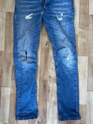Replay jeans - Säljer dessa jeans från replay. Det finns ett hål mellan benen som inte syns jätte mycket förutom när man sätter sig ner på en stol eller något. Jag är 170 och den passar mig precis vid gränsen. Däremot så drar jag byxor lite så de inte ser jätte korta ut. Skriv vid intresse