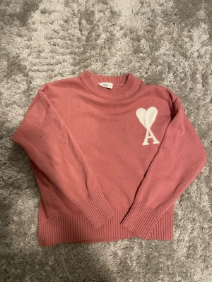 Tröja - Säljer ett stilrent svart armband med deras ikoniska mönster. Kommer i originalförpackning. Helt ny aldrig använd. OBS PRIS KAN DISKUTERAS OCH SKRIV FÖR FLERA BILDER.